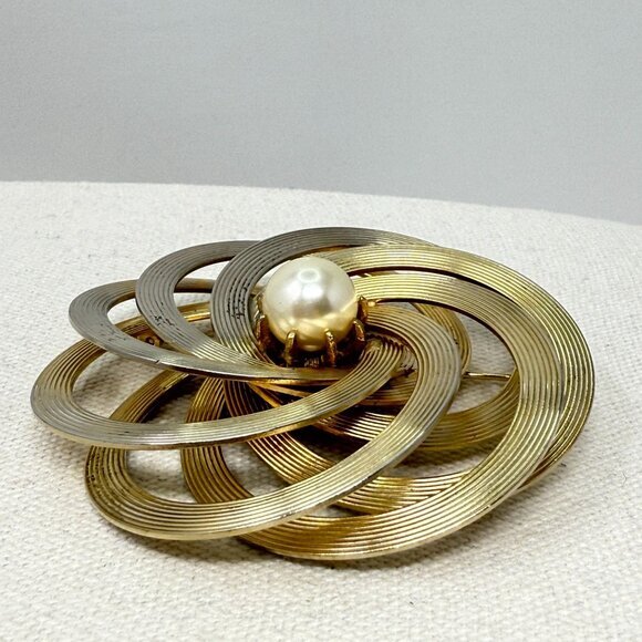 Vintage Infinity Knot Brooch MCM Mid-Century Gold-Tone‎ Imitation Pearl Atomic - Picture 2 of 7